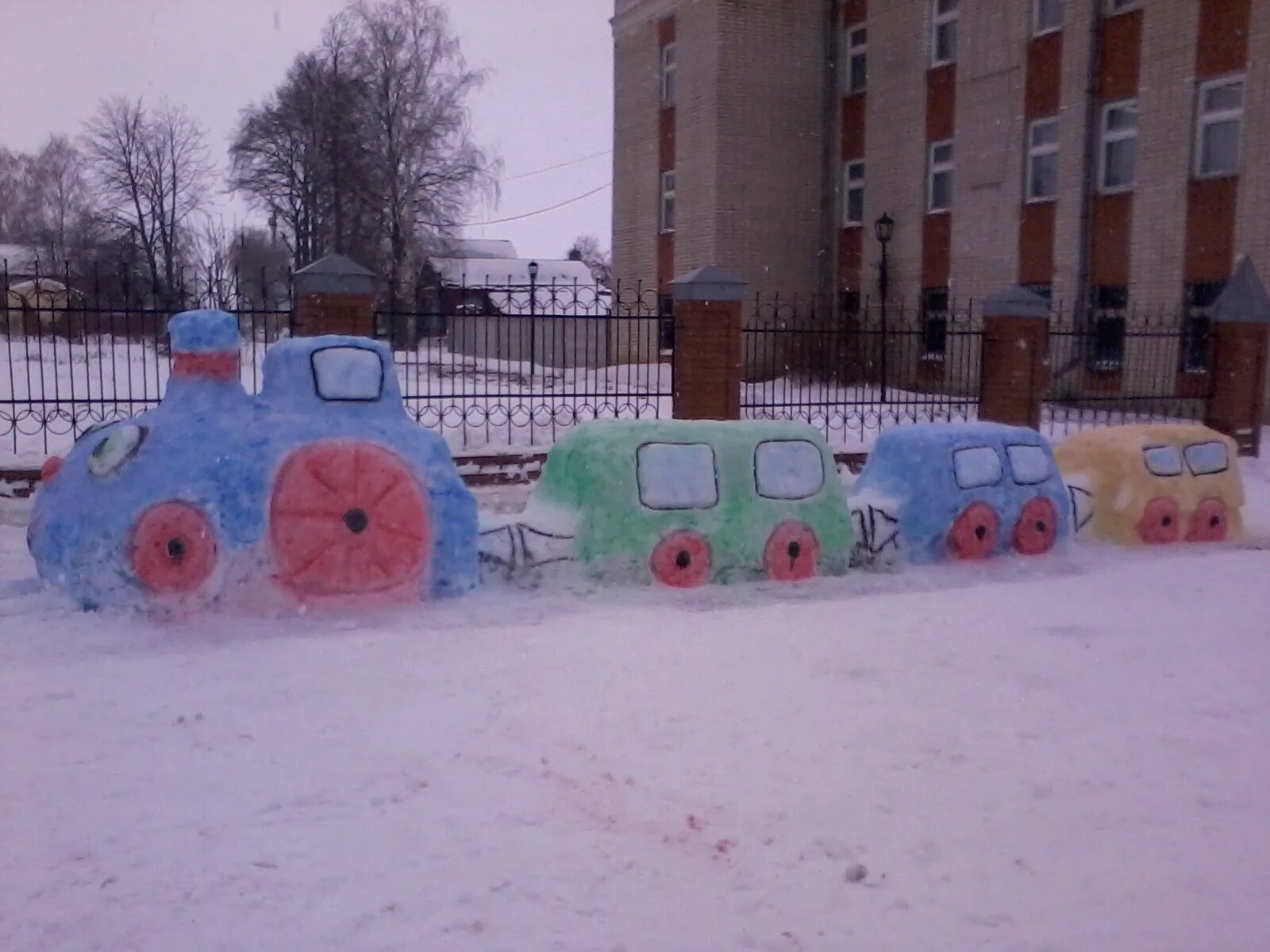 гусеница из комочков снега. снежные постройки в детском саду. гусеница из снега. гусеница из снега на участке детского сада. снежные постройки гусеница.