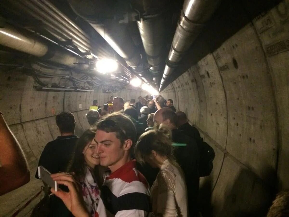 Перед входом в тоннель пассажирского поезда. Евротоннель, тоннель под ла-Маншем. Ла Манш тоннель поезда. Пролив ла Манш тоннель. Пролив ла Манш поезд.