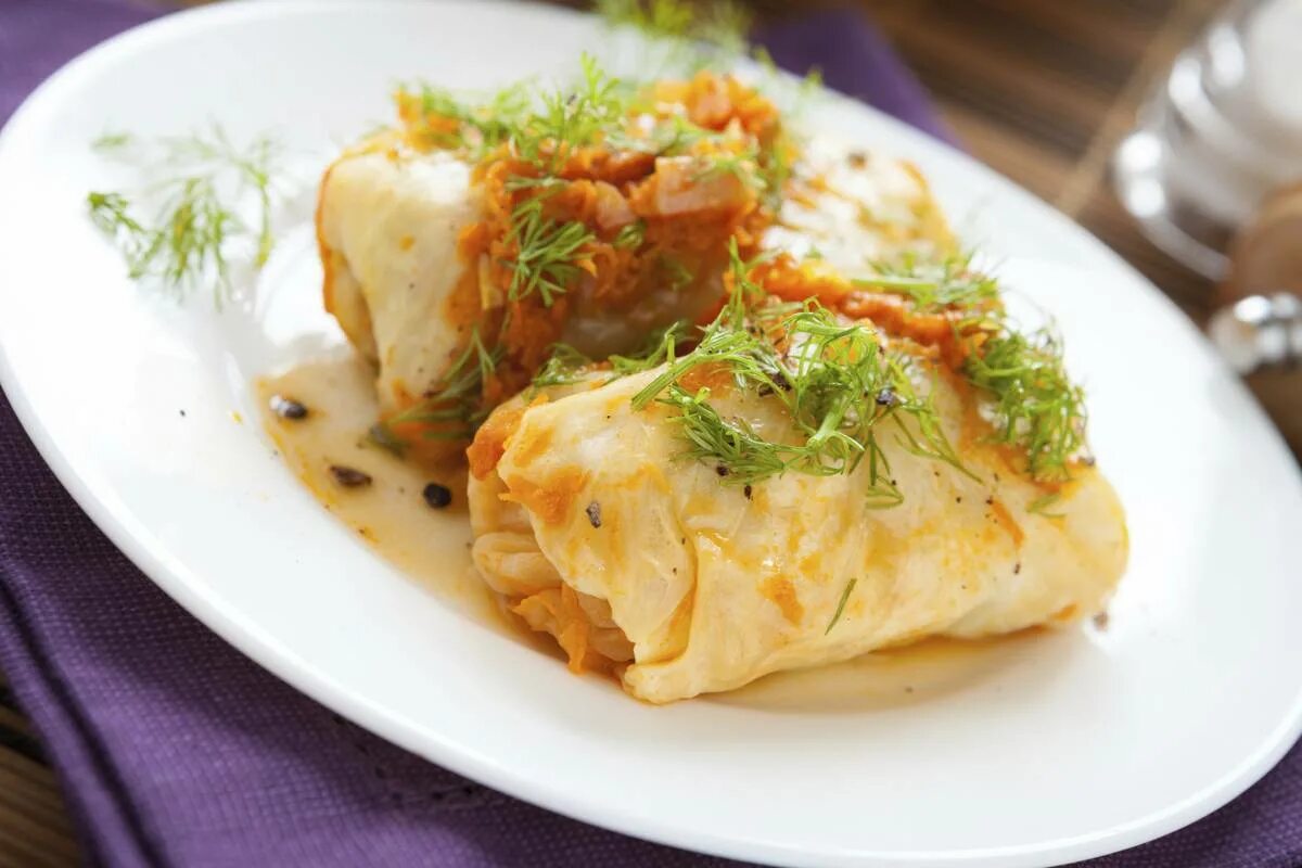 Голубцы с рисом и куриным. Ленивые голубцы с капустой рисом и фаршем. Голубцы на тарелке. Долма с куриным фаршем. Голубцы с рисом и куриным.