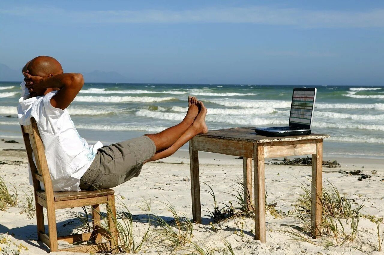 Остров скорпиос склеп онассис. Смотритель тропического острова профессия. Мужчина на бали. Смотритель райского острова. Смотритель тропического острова профессия.