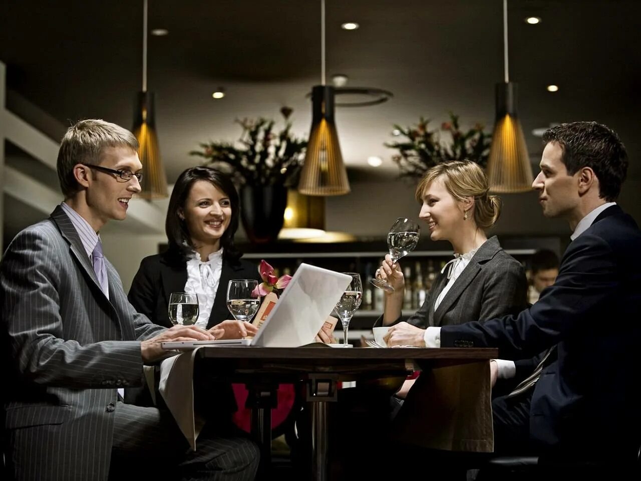 Деловая женщина на переговорах. Деловое общение. Деловое совещание. Поведение на деловых встречах. Деловой этикет.