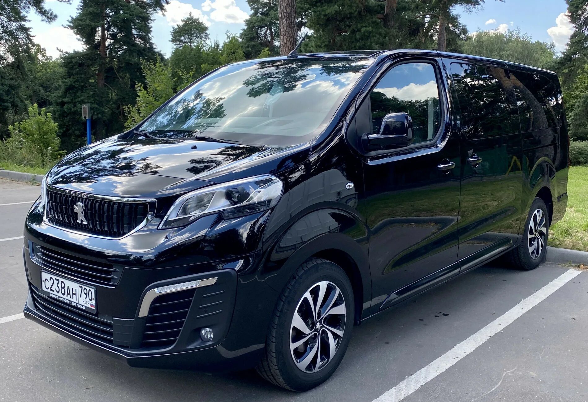 Peugeot traveller 2019. Минивэн Peugeot traveller. Пежо минивэн Тревелер 2018. Пежо traveller 2023. Купить минивэн пежо