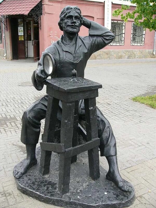 Скульптура левша тула. Лесков левша памятник в туле. Памятник левше в каком городе. Памятник левше в каком городе. Тульский памятник левше.