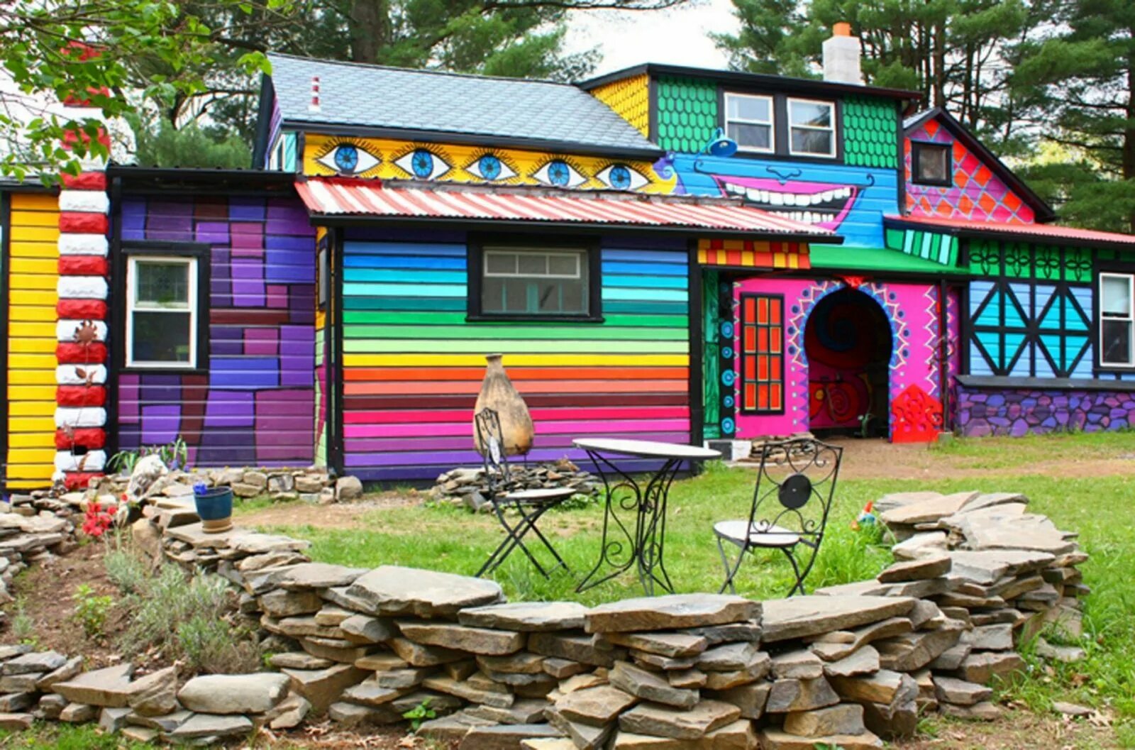 Разноцветный дом. Разноцветные домики. Яркие фасады домов. Разноцветный дачный домик.