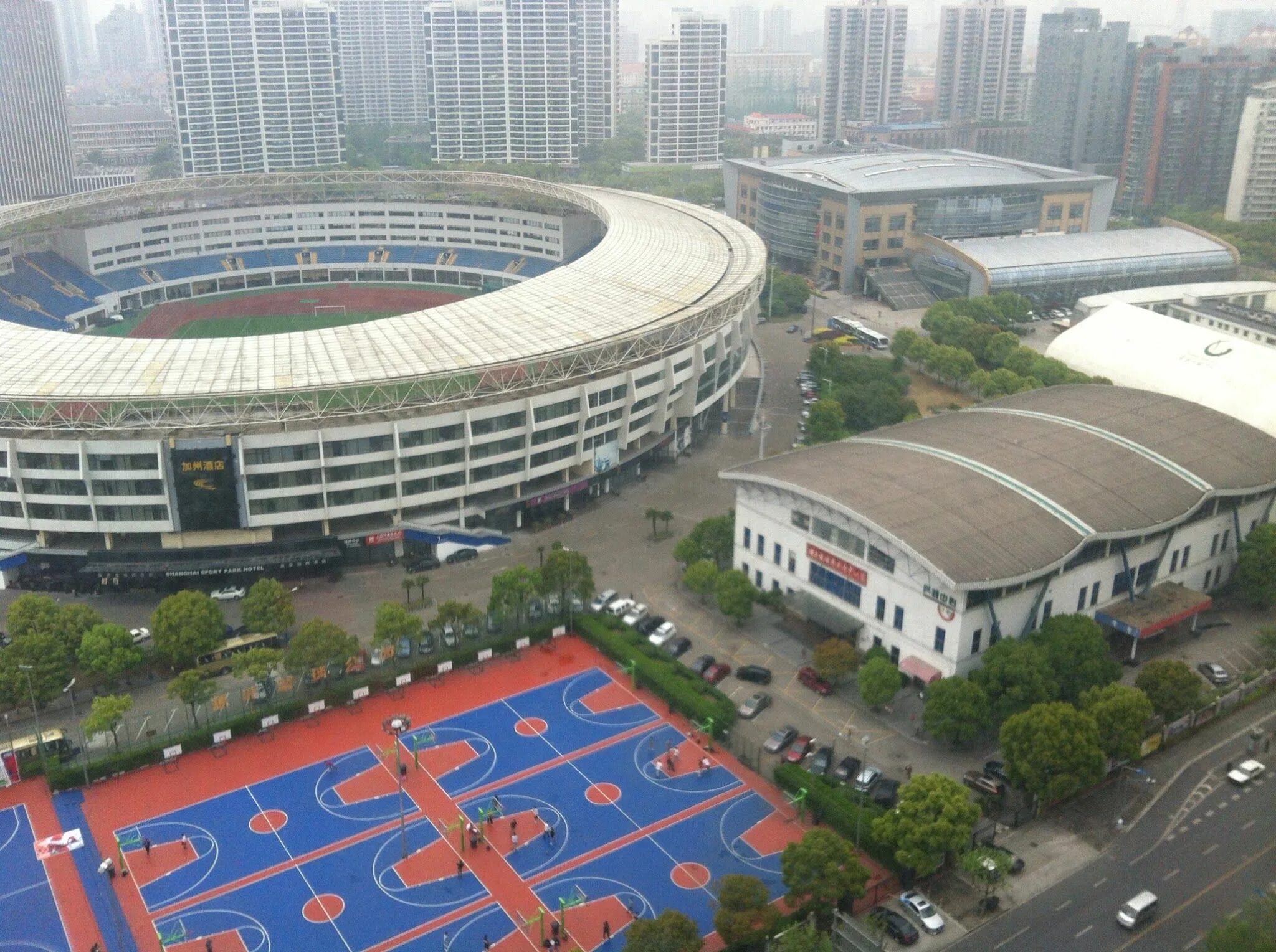 Стадионы китая. Yuanshen Sports Centre Stadium. Shanghai Pudong Football Stadium. Стадион в Китае. Стадион олимпийского спорткомплекса города Циньхуандао.
