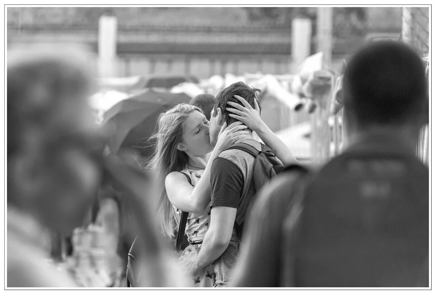 Парень целуется на улице. Влюбленные в толпе. Пара в толпе. Фотосессия человек в толпе. Поцелуй в толпе.