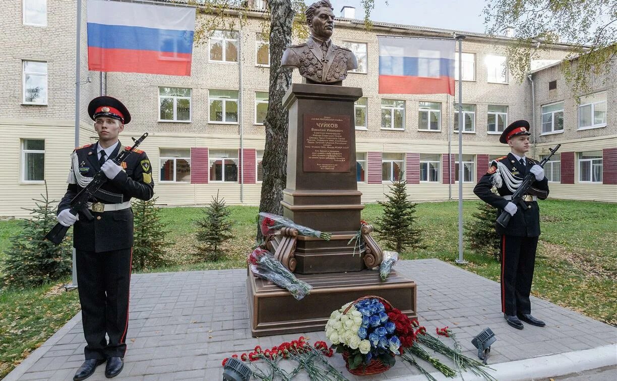 Установлен бюст. Бюст дважды героя советского союза б. ф. сафонова. бюст чуйкову в первомайской кадетской школе. первомайская кадетская школа. бюст в школе.