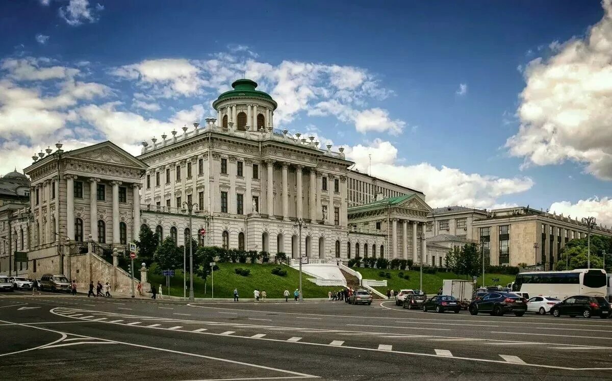 Здание построенное в 18 веке. Дом Пашкова Баженов. Дом Пашкова в Москве Архитектор.