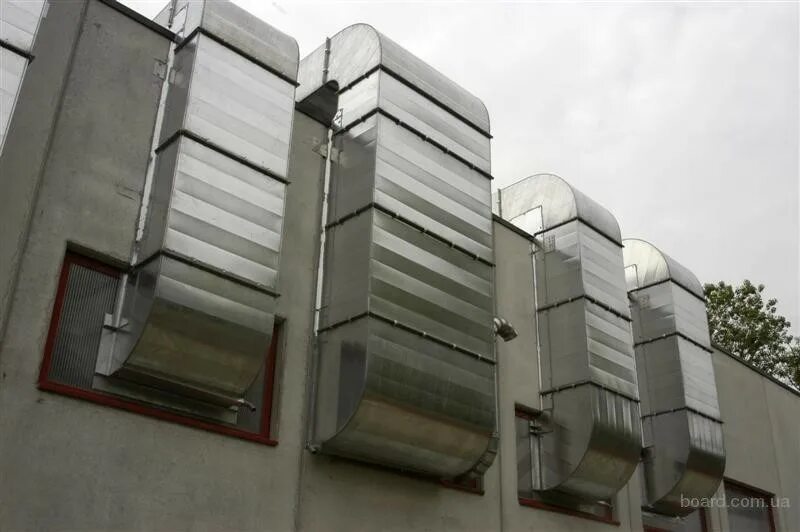 Вытяжная труба для газового котла. Уличная вытяжка на стену. Приточка 110 труба а вытяжная 110. Вентиляционная труба на фасаде. Кирпичная вентшахта чертеж.