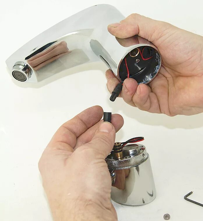Как разобрать сенсорный смеситель KWC IQUA Ventil und Batterie wechseln valve and battery replacement YouTube