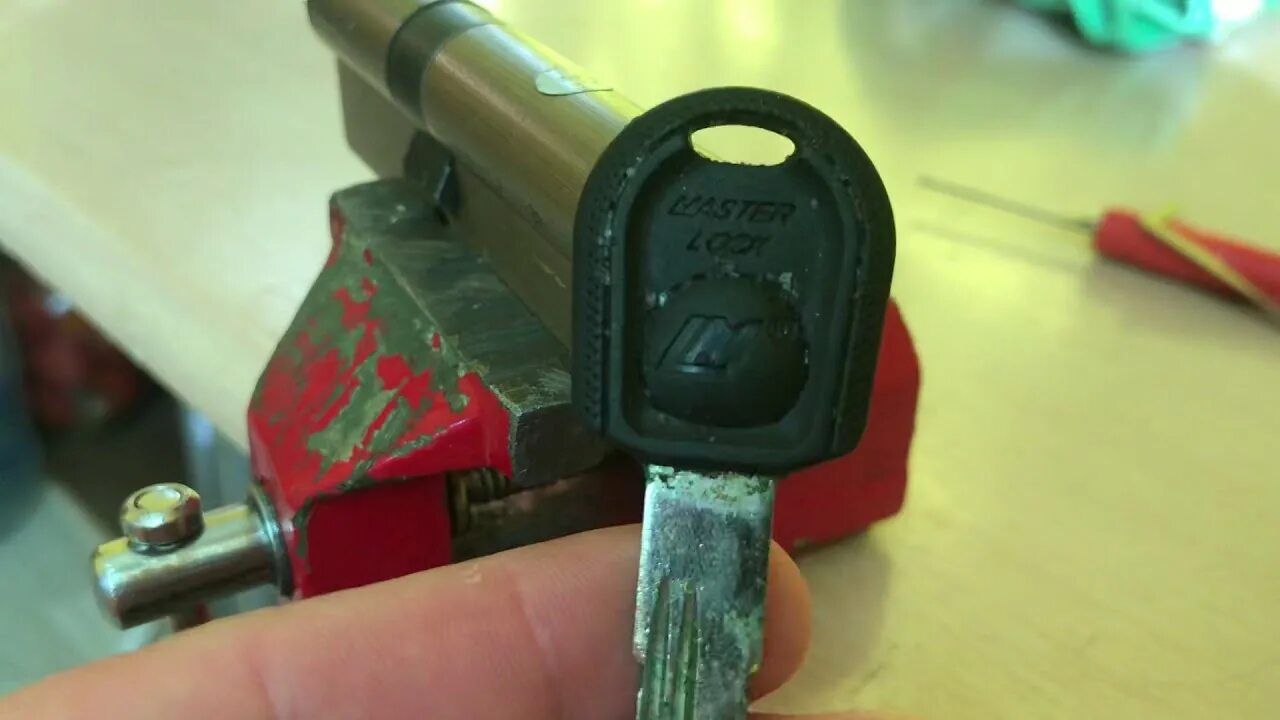 Замена личинки мастер. Master Lock личинки. Замок LM Master Lock. Master Lock замок 1533d. Комбинированный замок Master Lock 94dspt.