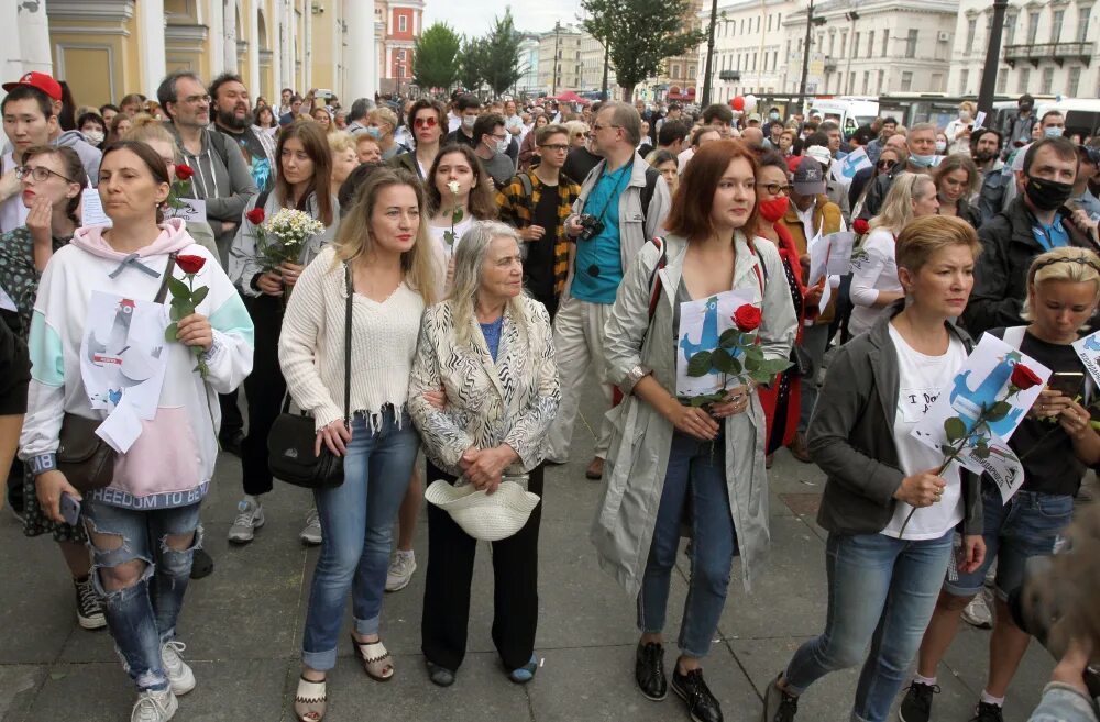 15 августа люди. День археолога в россии. Август жара. 15 августа люди. Вознесение девы марии испания.