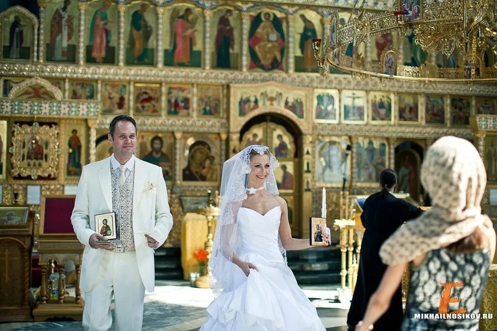 Сколько раз венчалась. Венчание Даниловский монастырь. Венчание Покровский монастырь. Свадьба в церкви. Венчание в православном храме.