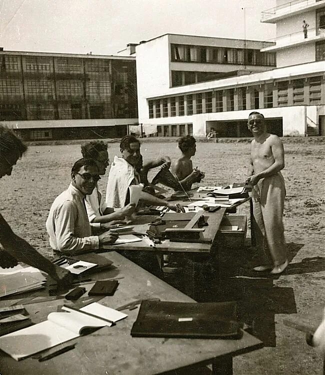 Баухауз обучение. Йоханнес иттен студенты. Школа баухауз в веймаре 1919. Немецкая школа баухауза 1920. Баухауз картины.