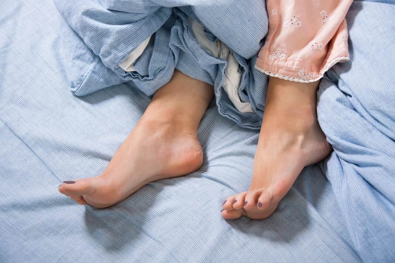 Скучающая нога. Ступни. Синдром беспокойных ног. Босые женские ноги. Нога картинка.