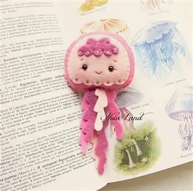 Adele hello мем. Noia land soft books. Куклы из фетра noia land выкройки. La noia angelina. Домик из фетра.