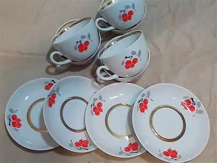 Чашка сервиз такое же как между. Чайный сервиз кузяевский фарфоровый завод. чайный сервиз с красными ягодками. сервиз дулево с красными ягодками.