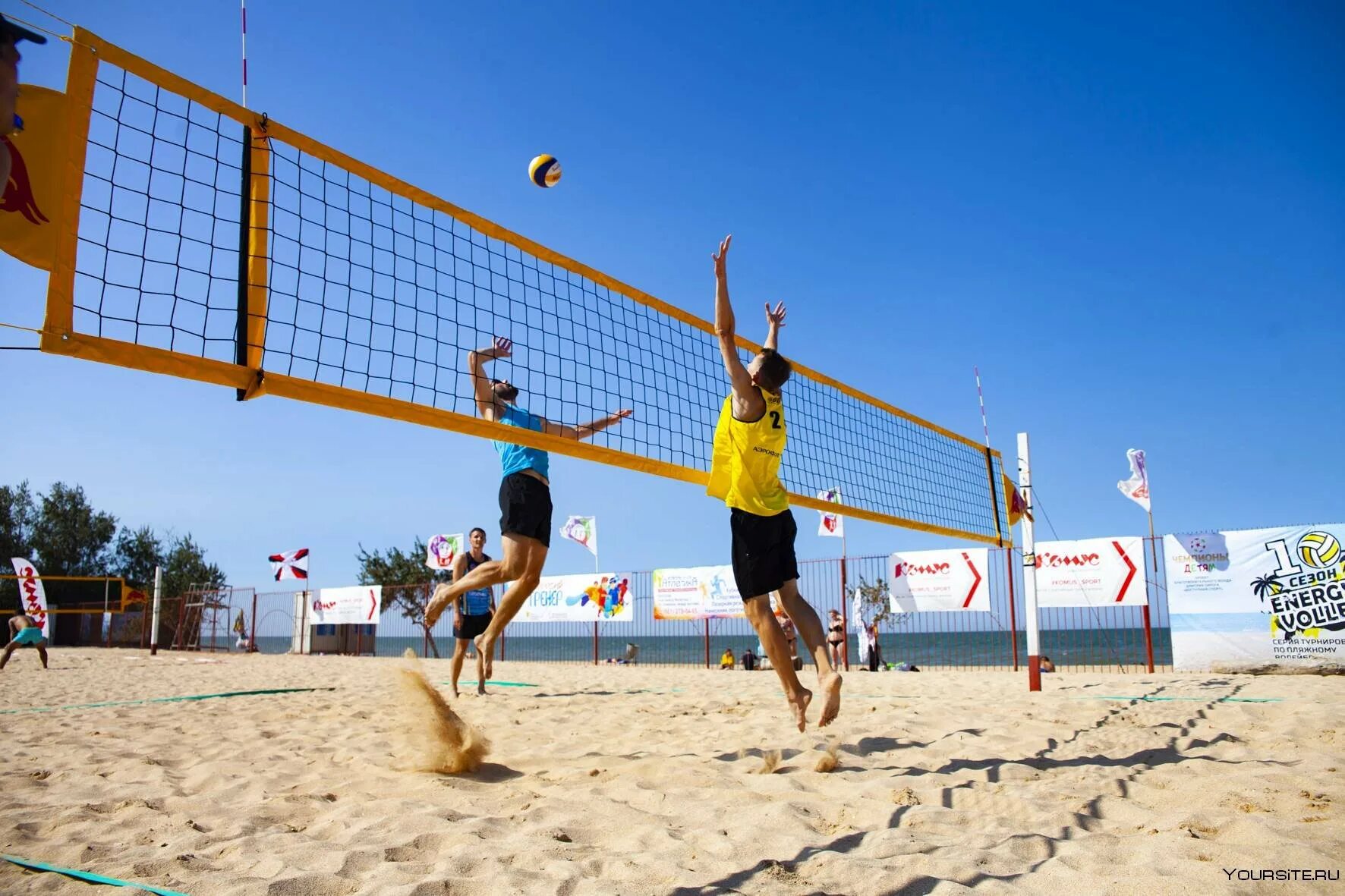 Волейбольная площадка на песке. Волейбол на пляже. Размеры волейбольной площадки для пляжного волейбола. Пляжный футбол площадка. Волейбольное поле пляжное.