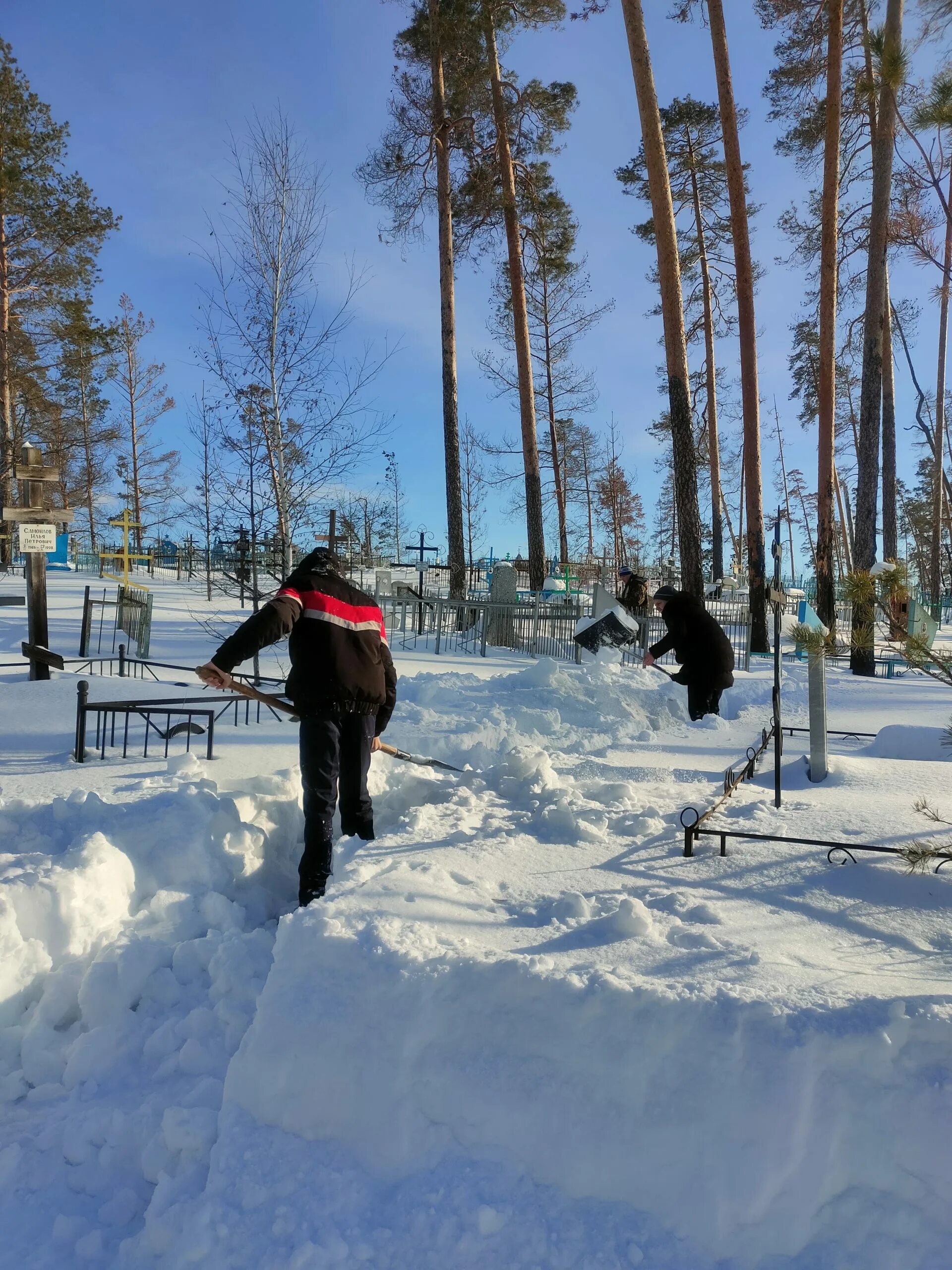 Погода п колтубановский. Обелиск славы посёлок Колтубановский. Ребята расчистили кормушку от снег. Дострепечательности в поселке Колтубановский. Воин в снегу.