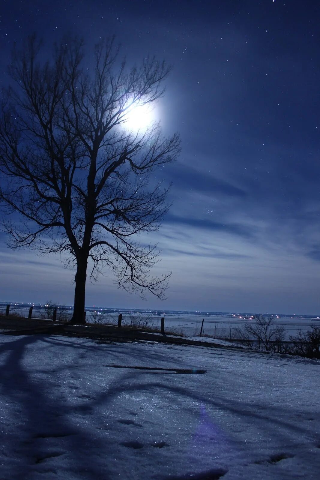 Луна снег текст. Луна снег текст. Красивое полнолуние зимой. Снежная луна. Снежная ночь.