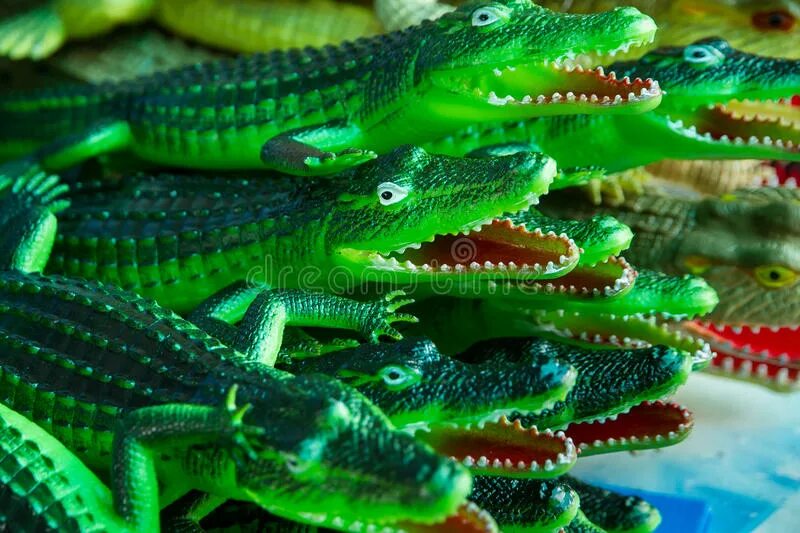Какой крокодил зеленый. Зеленый крокодил. Расцветка крокодила. Крокодил зеленого цвета. Крокодил яркого зеленого цвета.