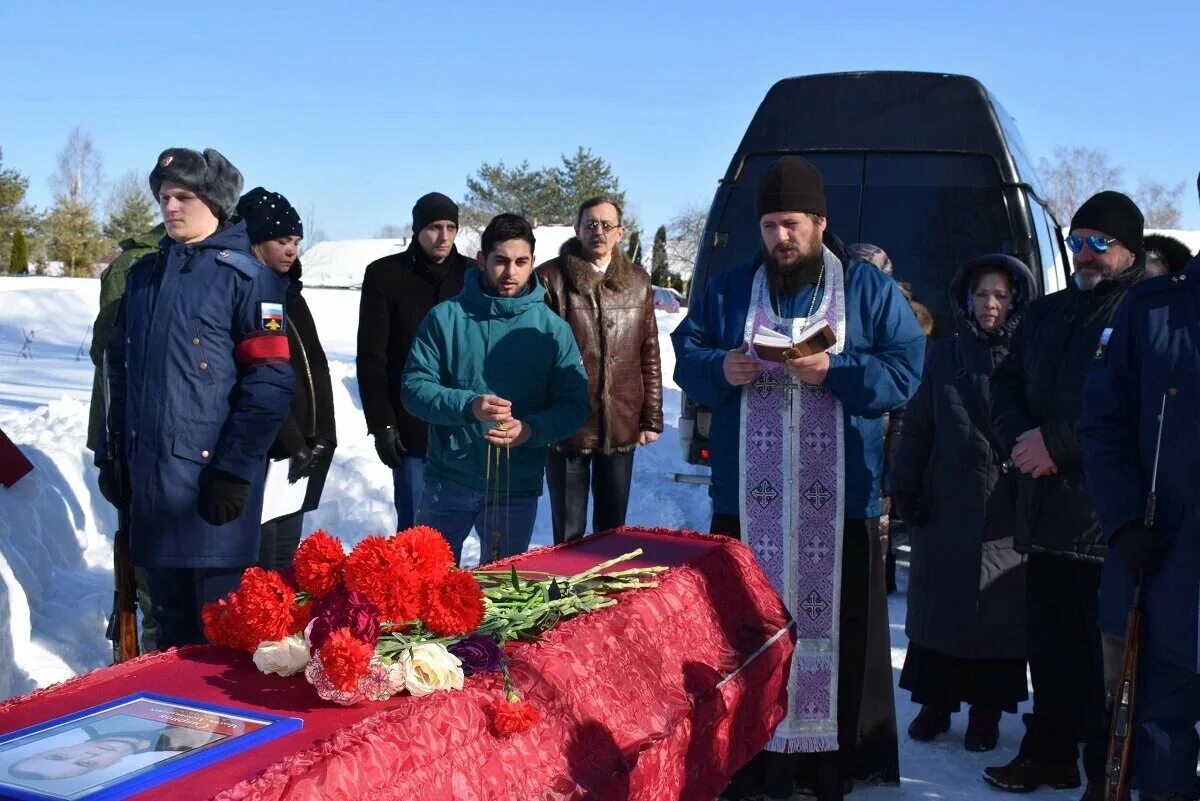 Чвк вагнер льготы погибшим. Могилы погибших в сво на Украине. Прощание с погибшим на Украине.