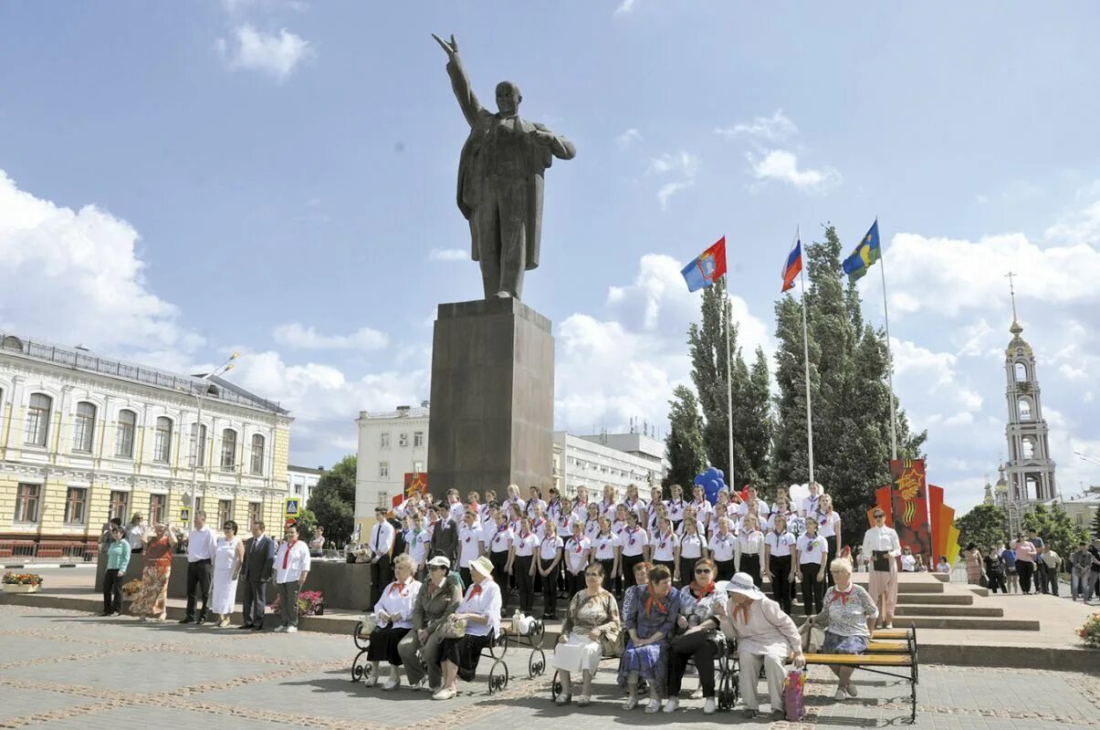 18 00 на площади. Памятник Ленину в Тамбове. Площадь Ленина Тамбов. Ленинская площадь Тамбов. Памятник Ленина на площади Ленина в Тамбове.