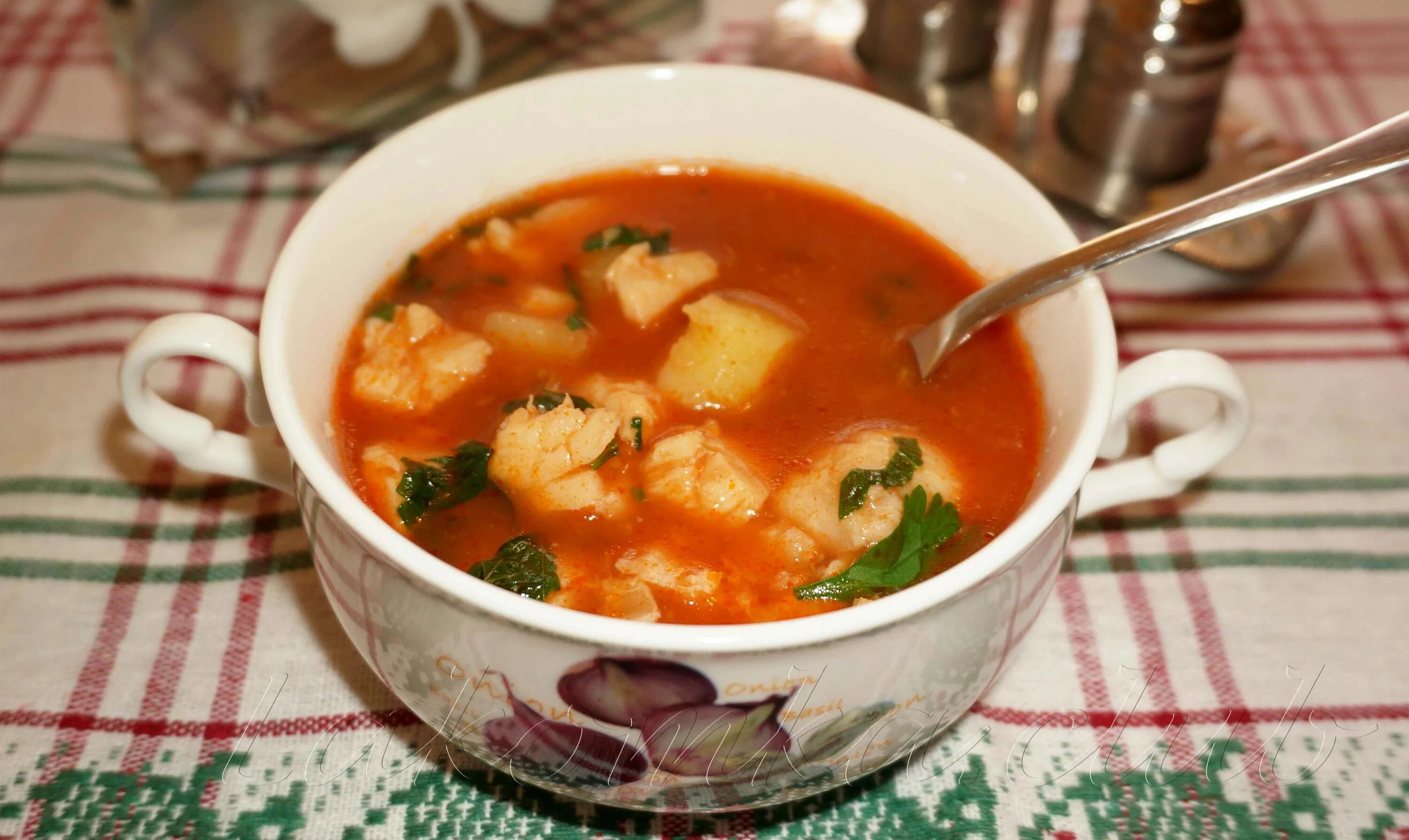 Суп с килькой. Томатный суп с рыбой. Окрошка с килькой в томатном соусе. Рыбный суп из консервов с рыбой в томатном соусе. Рыбный суп из томатной консервы