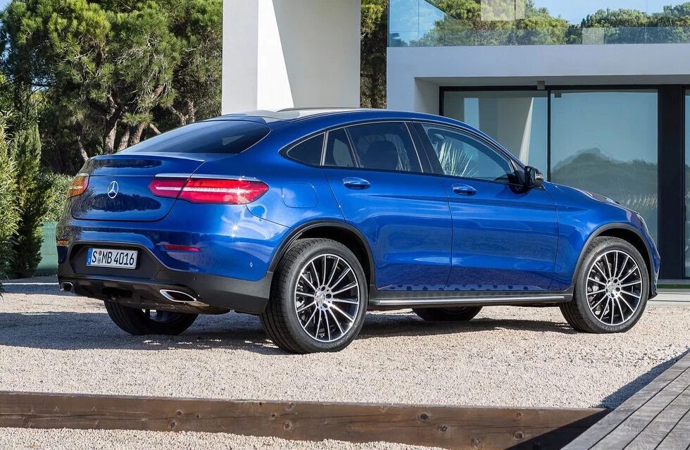 Сравнение BMW 3 серии 315 и Mercedes-Benz GLC Coupe 250 по характеристикам, стои
