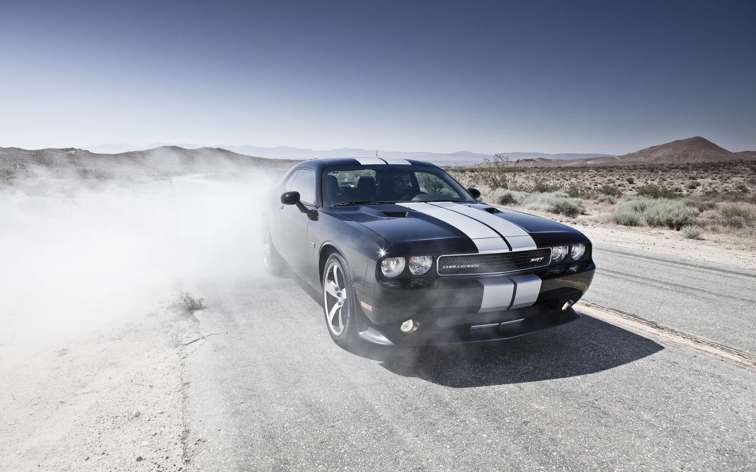 Фото на заставку телефона машины. Dodge Challenger srt8 392. Dodge Challenger srt8. Додж Челленджер СРТ 8. Dodge Challenger srt8 392 2013.