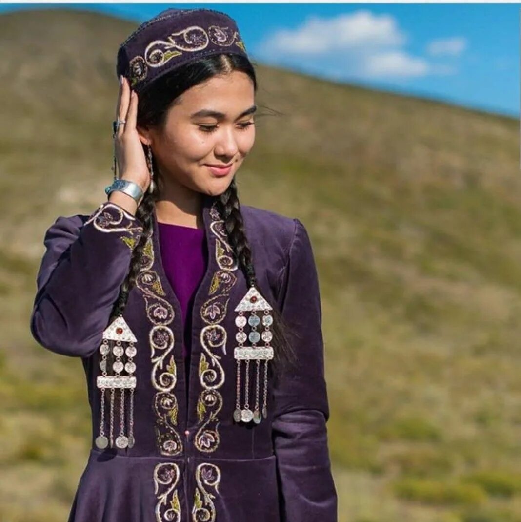 Kazakh traditional. Мужская Стриковская Кыргызская одежда Национальная. Нация кыргызка. Айя Шалкар в национальном костюме. Шокуло кыргызский.