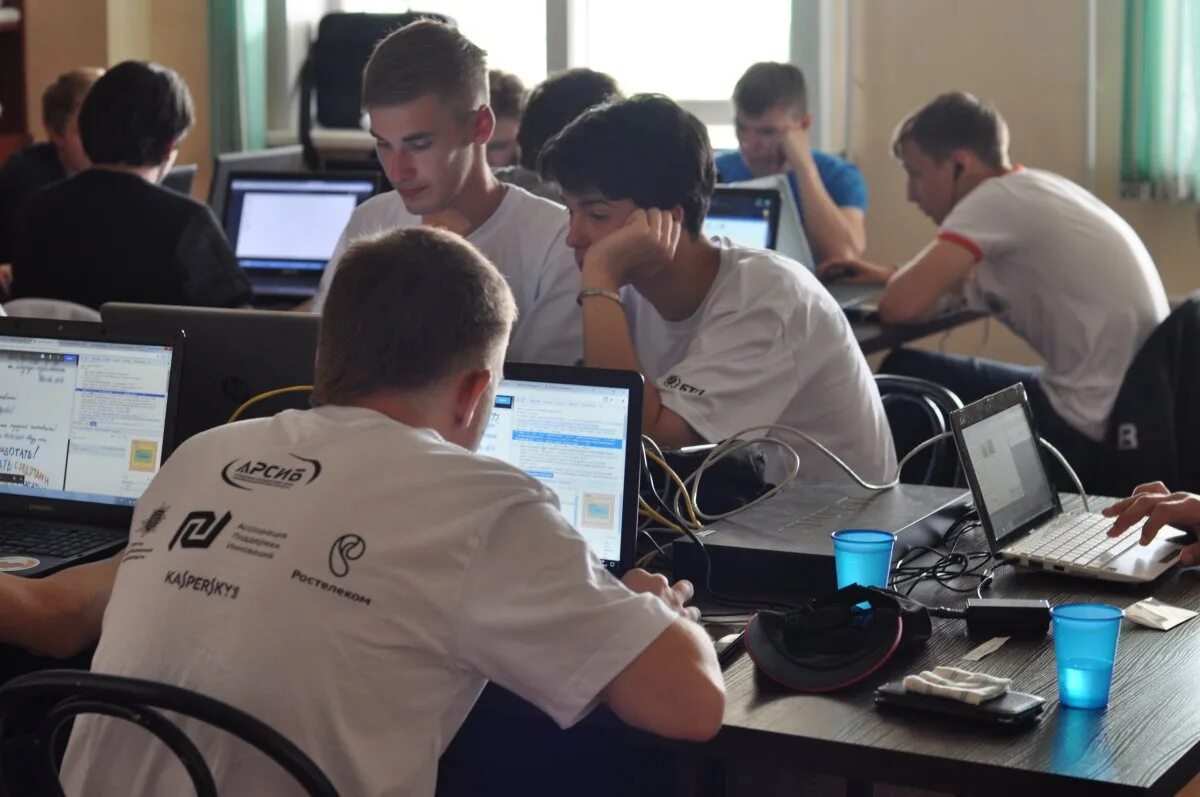 Программирование среднее профессиональное образование. Соревнования по программированию. специалист в области кибербезопасности. информационные и программирование колледж. информационные системы и программирование.