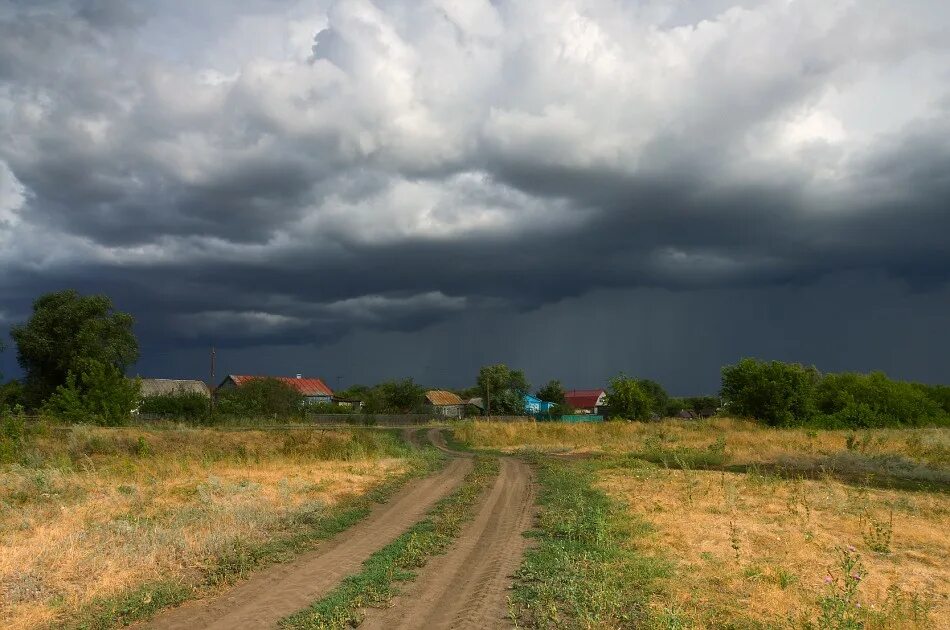 Дождь в деревне. Дождь в деревне. Сильный дождь в деревне. Пасмурно в деревне. Гроза в деревне.