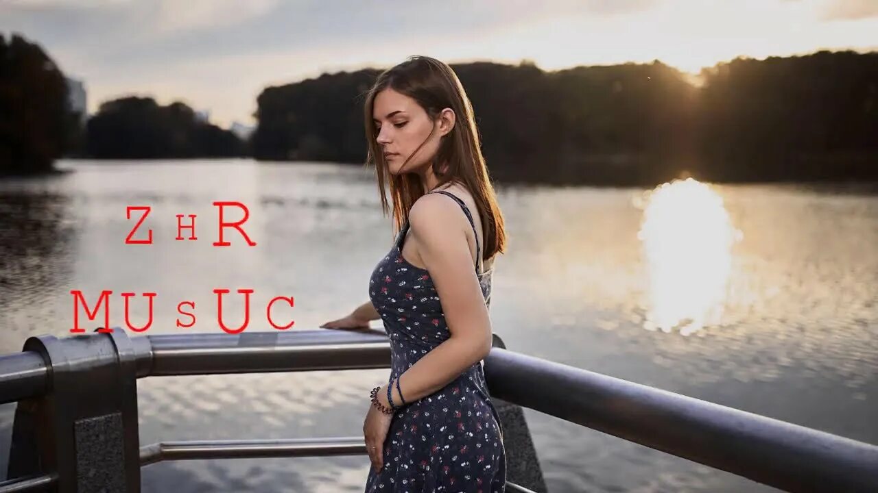 Песня девушка в реке. Девушка в платье. фотосессия в реке в платье. красотка на реке. женщина у реки.