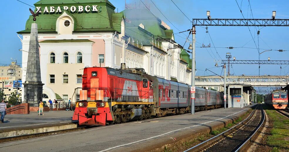 Хабаровский край транспорт. Железнодорожный вокзал Хабаровск. Железная дорога Хабаровск. ЖД вокзал Хабаровск платформы. Станция в Хабаровске ЖД вокзала.