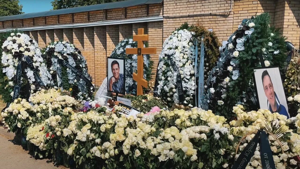 Шатунов могила сейчас. Могила Юрия Шатунова на Троекуровском кладбище. Троекуровское кладбище Шатунов могила.