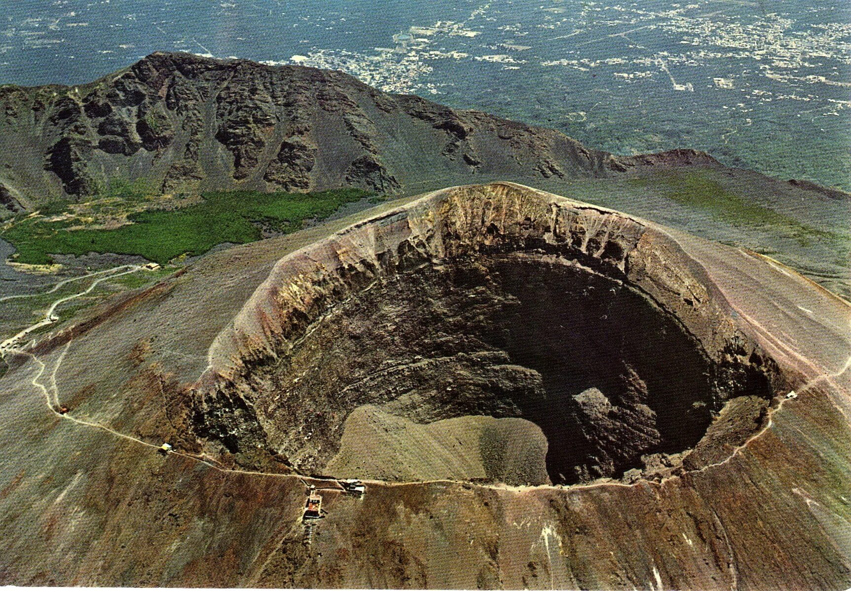 Mt vesuvius. Кратер вулкана Везувий. Жерло вулкана Везувий. Кратер Везувия. Везувий Италия.