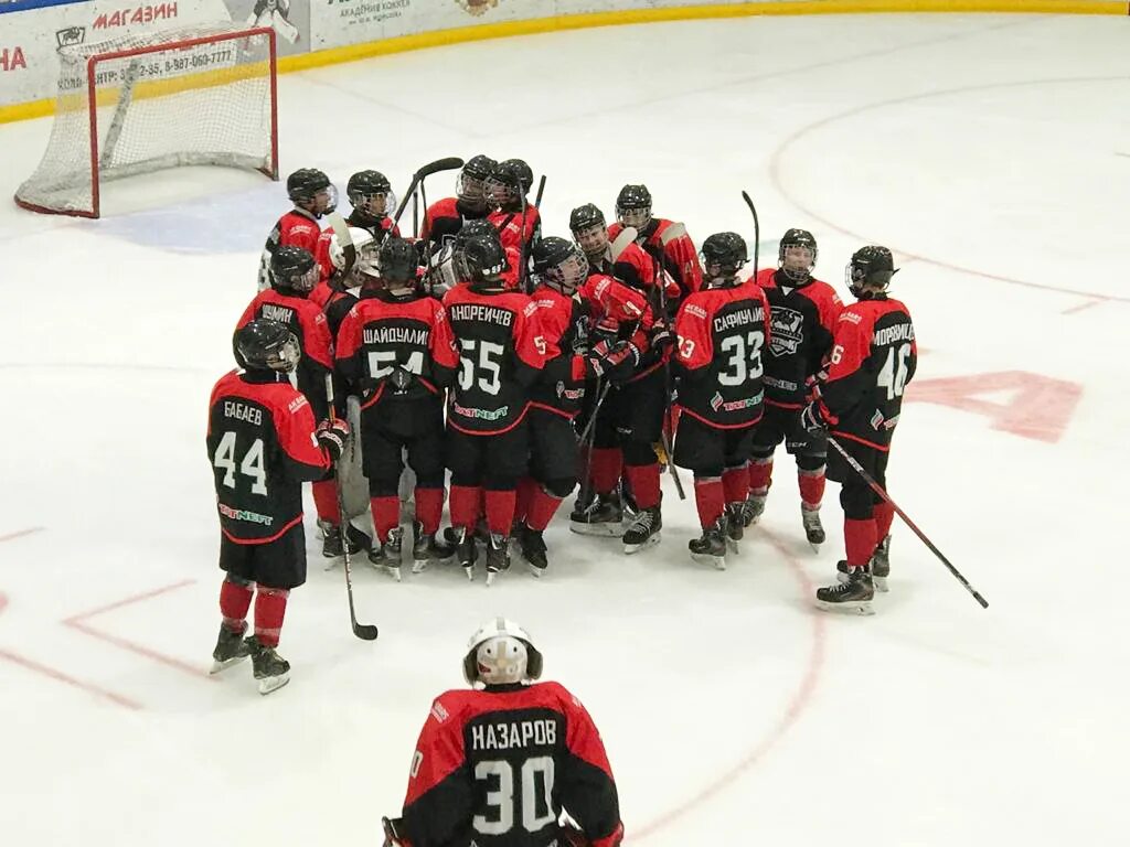 Вхл хк нефтяник альметьевск. Хк нефтяник. Форма хк нефтяник. Группа поддержки нефтяник альметьевск. Нефтяник вхл.