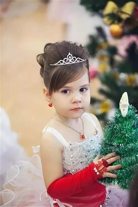 утренник в детском саду. прически на утренник для девочек. прическа ребенку на выпускной в детском саду. прическа на новый год девочке. прически детям на выпускной.