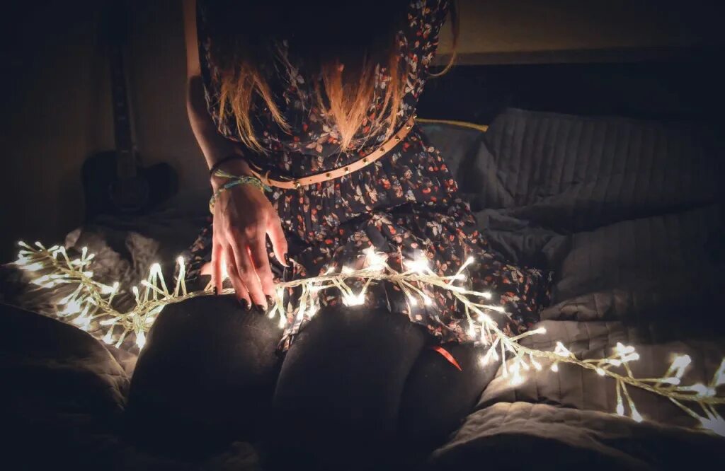 новогодняя картинка девушка без лица. девушка с новогодней гирляндой. новогодняя фотосессия для девушки. новогодняя картинка девушка без лица. девушка наряжает елку.