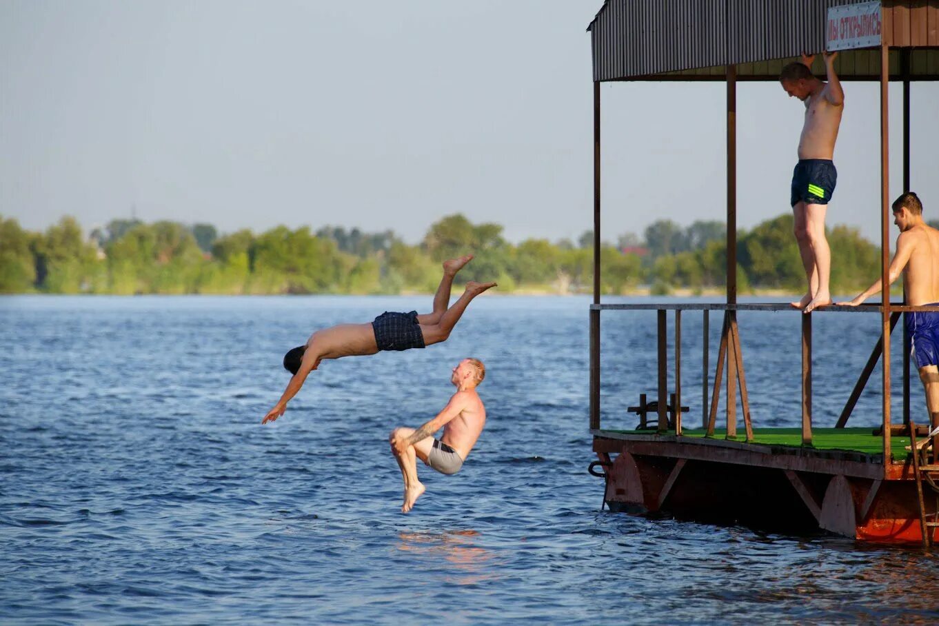 Развлечения на реке. Пляж на речке. Прыжки в воду на пляже. Прыжки в воду Волгоград.