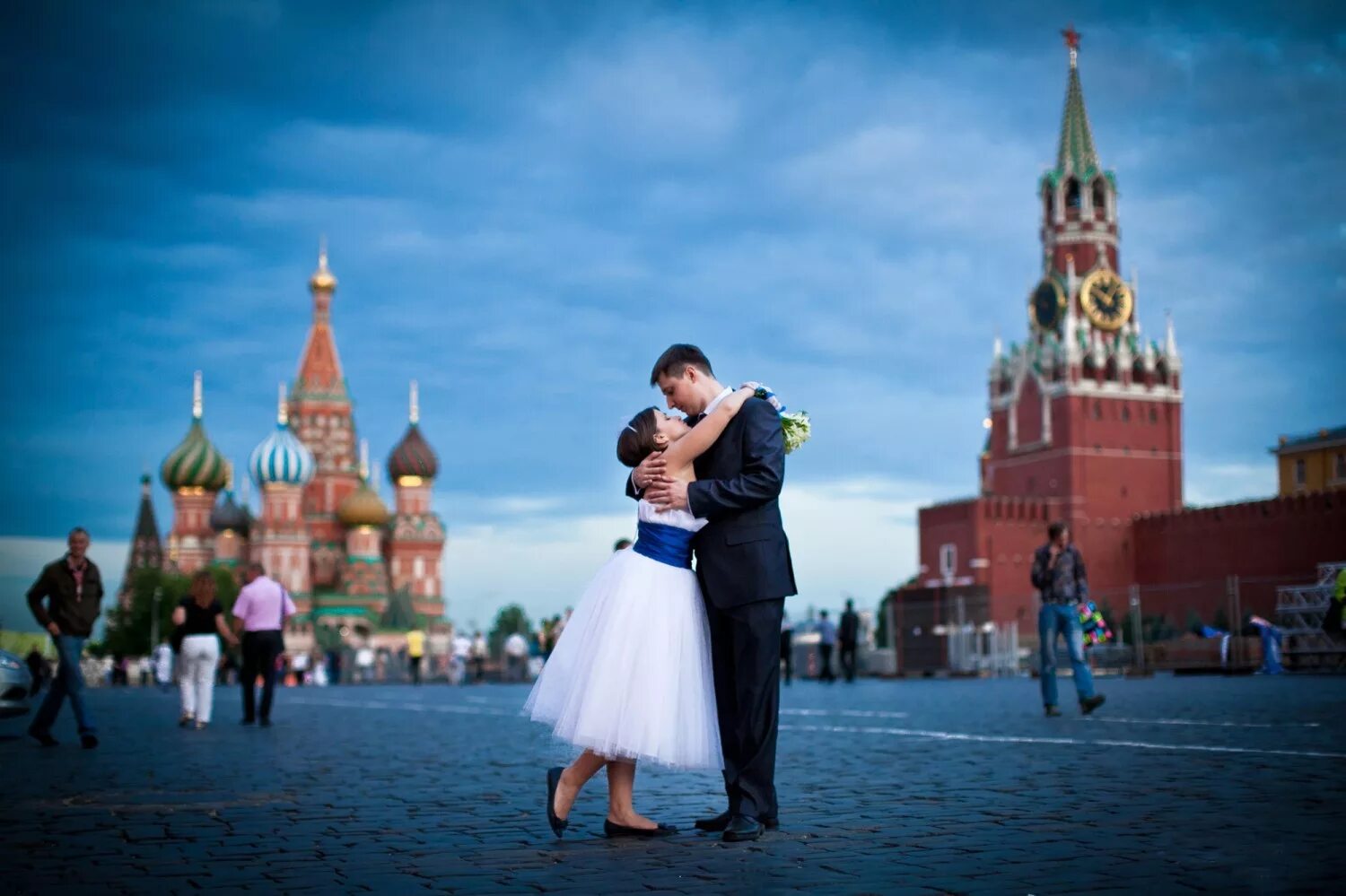 Москва где можно сделать. Свадьба на красной площади. Фотосессия на красной площади. Фотосессия на красной площади свадьбы. Свадебная фотосессия в центре Москвы.