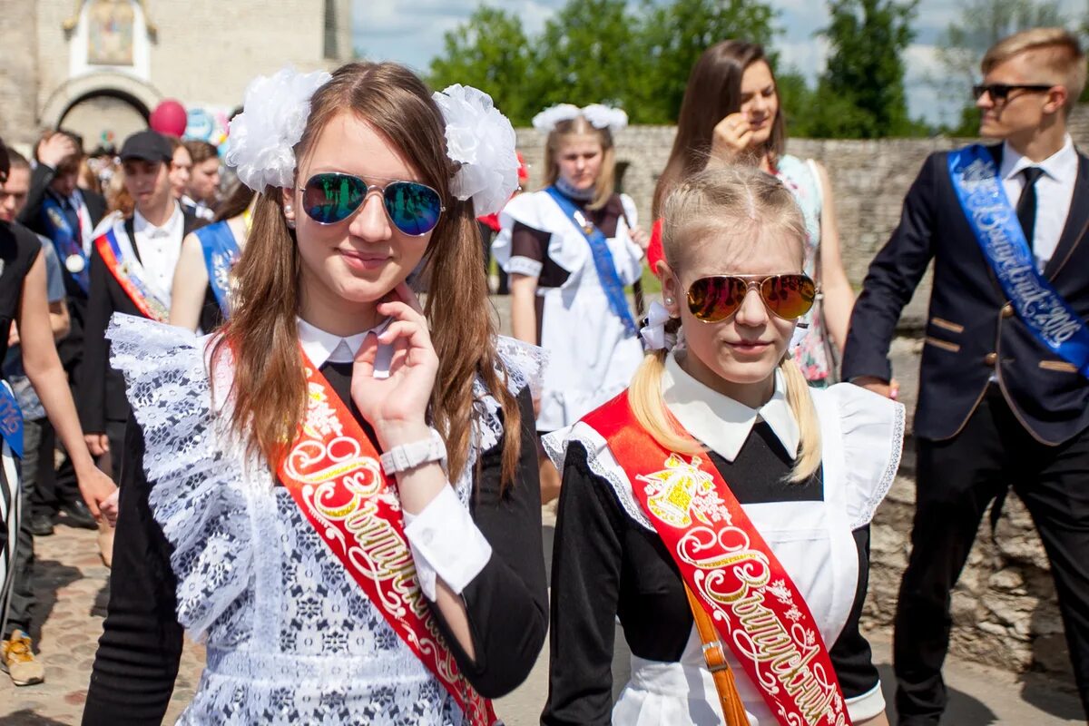 Выпускники школы. Последний звонок. Фотосессия последний звонок. Шествие выпускников последний звонок.