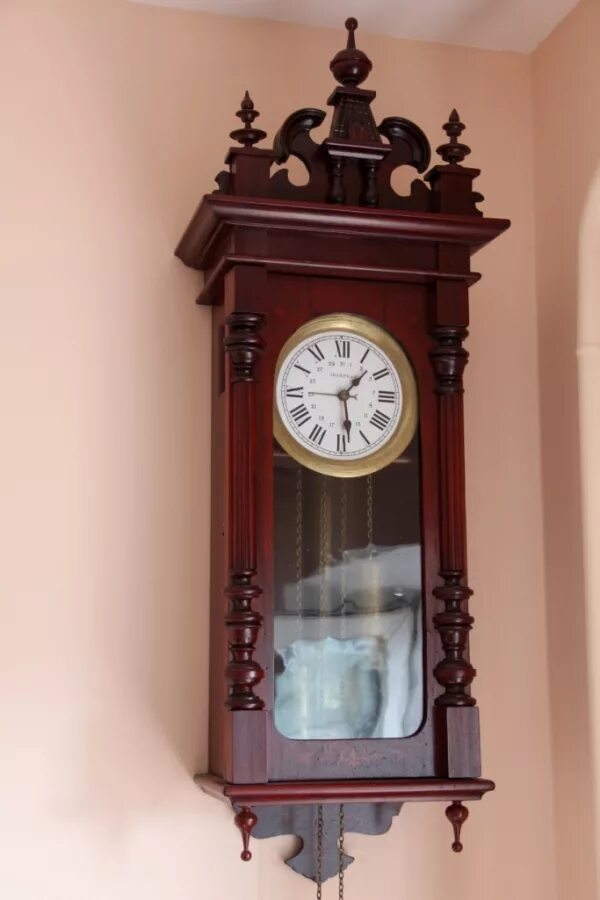 Часов харьков. Старинные часы. Старинные настенные часы. Антикварные часы настенные. Старинные отреставрированные часы.