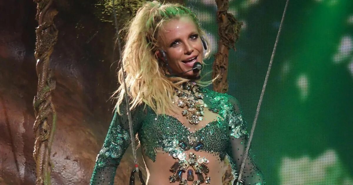 Токсик песня спирс. Бритни Токсик. Britney Spears Токсик. Бритни Спирс в клипе Toxic.