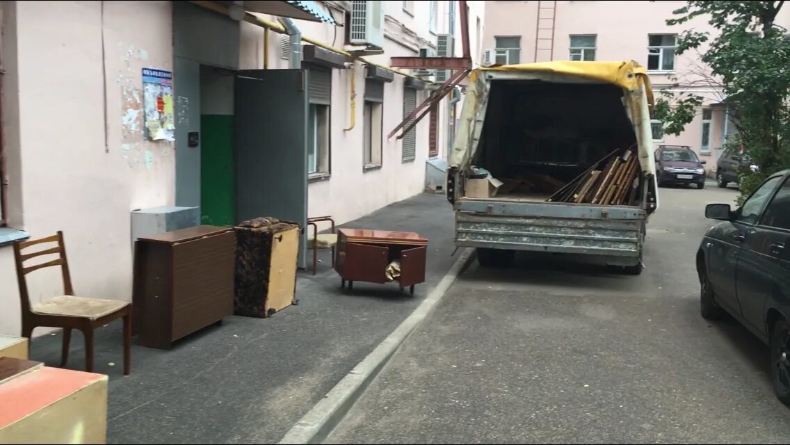 Приезд разбор. Утилизация мягкой мебели. Вывозим старую мебель Балтийск. Утилизация диванов магазин. Вывоз старой мебели из квартиры в Москве.