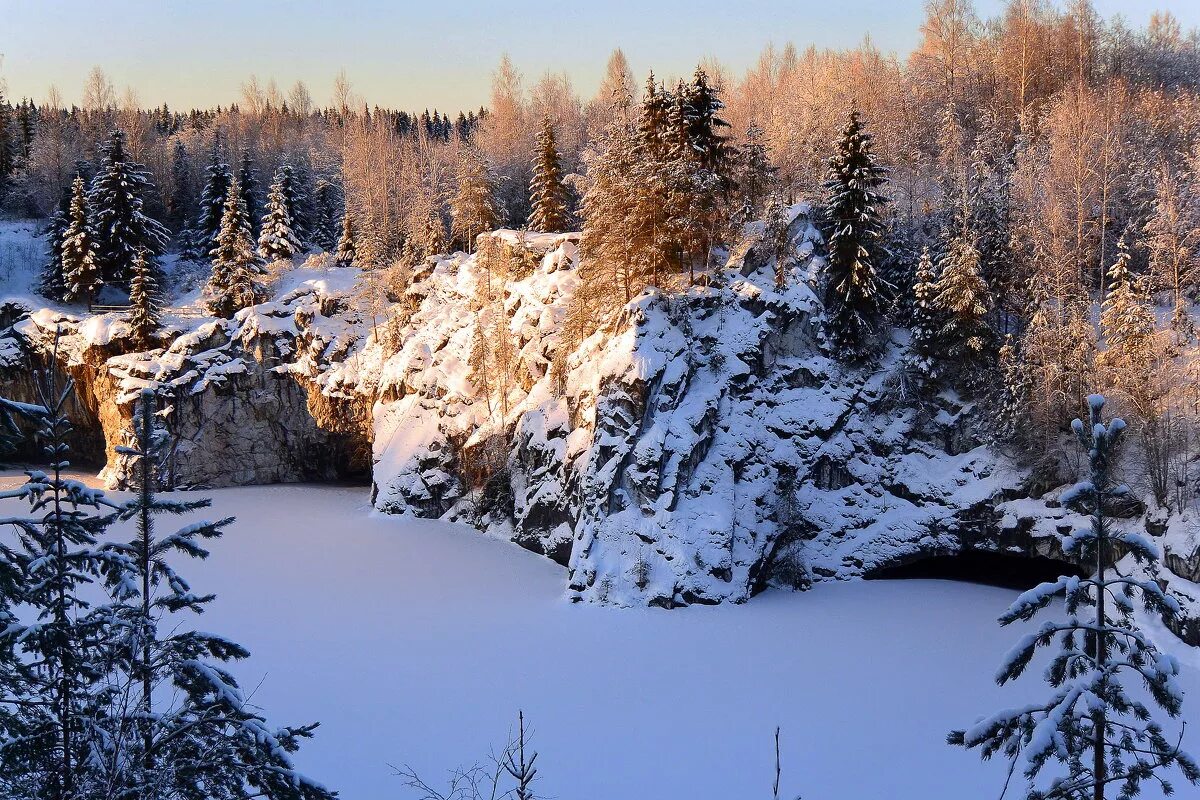 Карелия ладога зимой. Горный парк рускеала карелия зимой. Рускеала горный парк зимой. Сортавала рускеала зима. Что посетить в карелии зимой.
