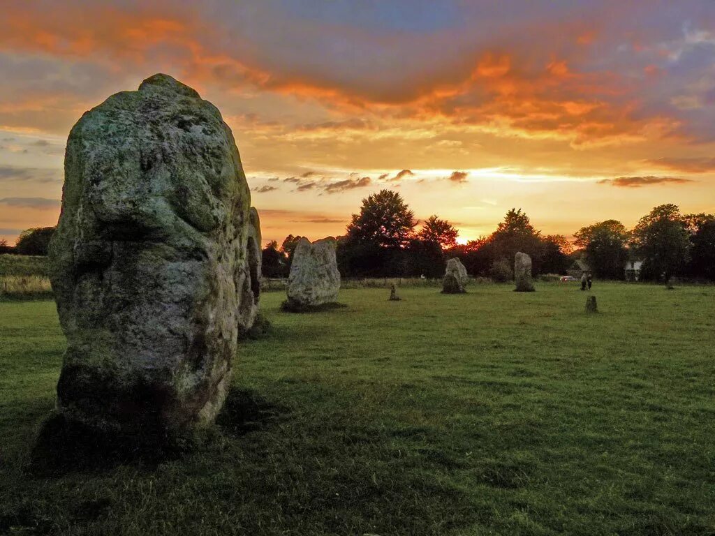 колонка в виде камня. звучащий камень. фонолит минеральный состав. древний литофон. мегалиты эйвбери.
