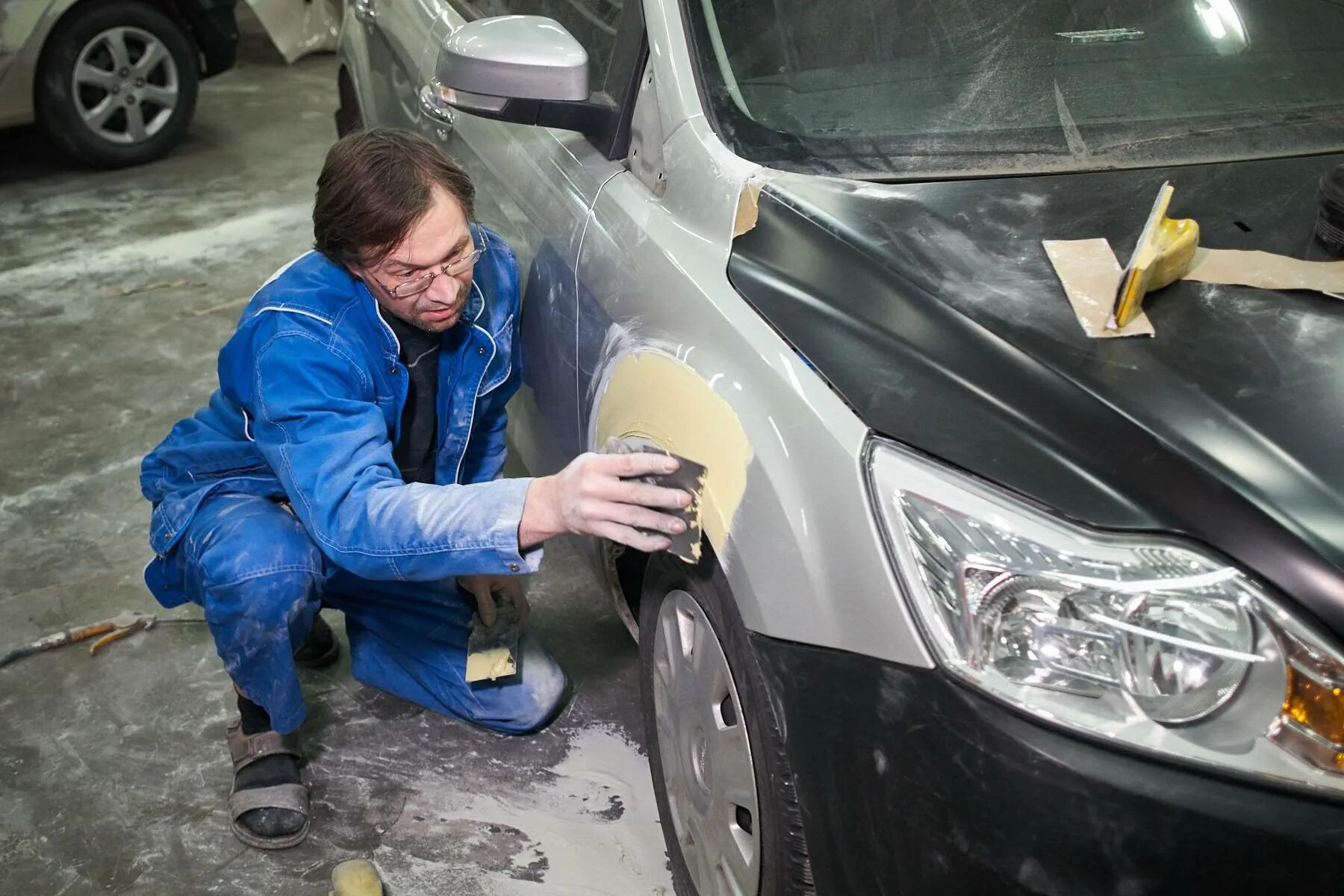 Грунтование кузова автомобиля. Шпаклевание авто. Шпаклевка кузова автомобиля. Шпатлевание кузова автомобиля.