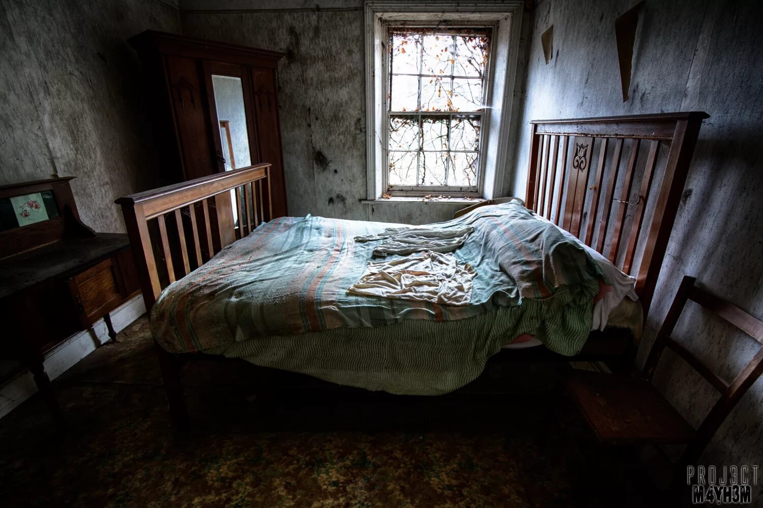 Старая комната с кроватью. Кровать в заброшенном доме. Старая кровать. Спальня в Старом доме.